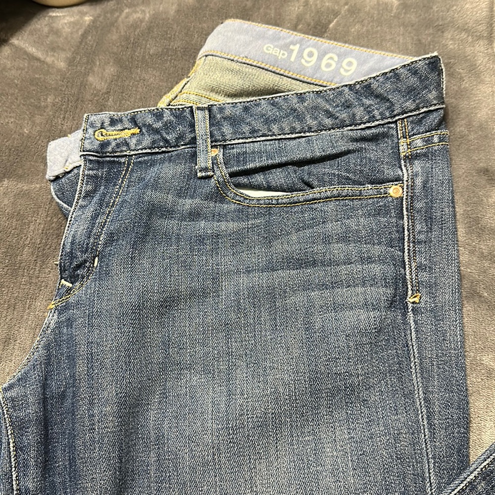 Women’s curvy jean by GAP.  Size 30